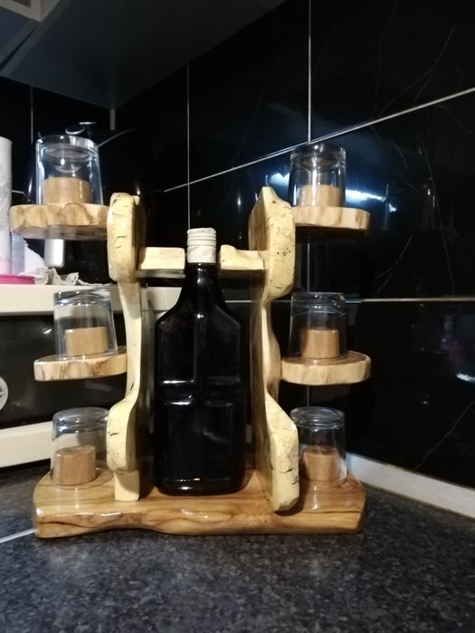 Стойка за бутилка и чаши.