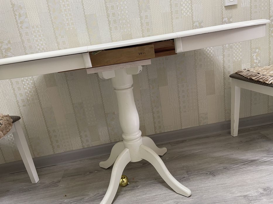 Овальные обеденный стол