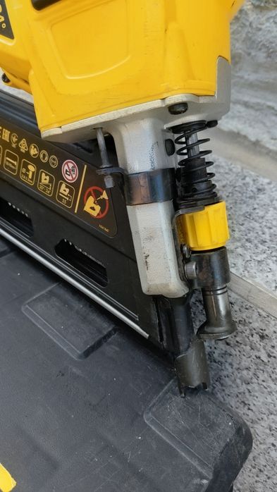 Такер/ пистолет за пирони до 9см Девалт DeWalt DCN692