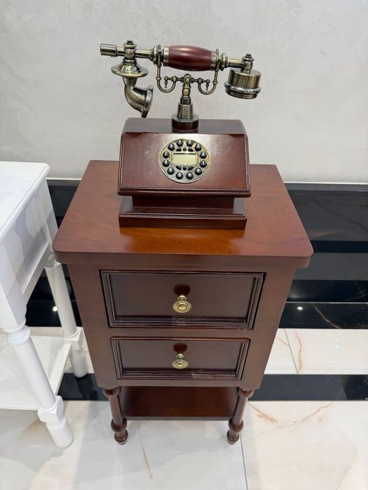 Эксклюзивное телефон  с тупбичке в стиле ретро, стоящий на деревянной