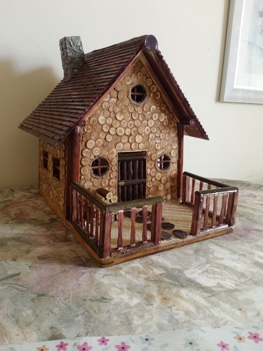 Дървена горска хижа.