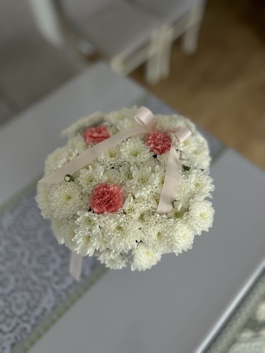 Букет из кустовых роз и пион