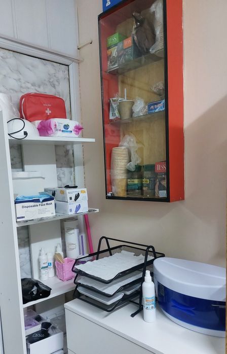 Продам материалы и мебель  для маникюра