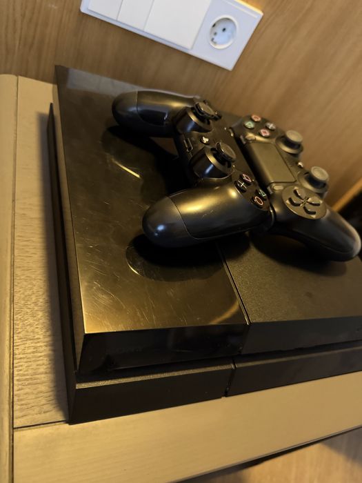 Sony PlayStation 4 Fat + 2 джойстика + 2 диска