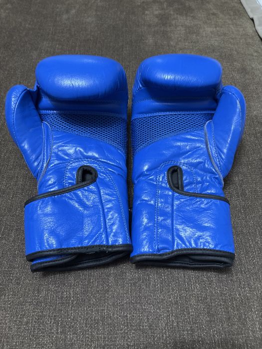 Боксёрские перчатки venum