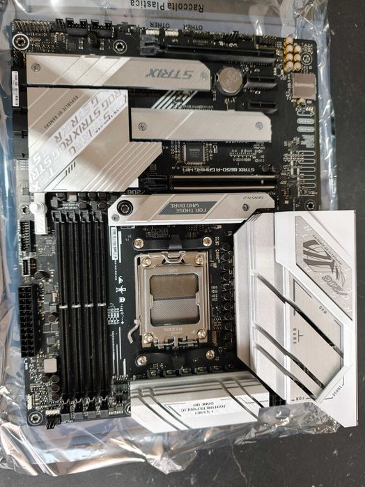 Placa de baza ASUS ROG STRIX B650-A GAMING WIFI utilizata in stare foarte buna  AMD AM5 Socket Ryzen™ 7000/9000 Series