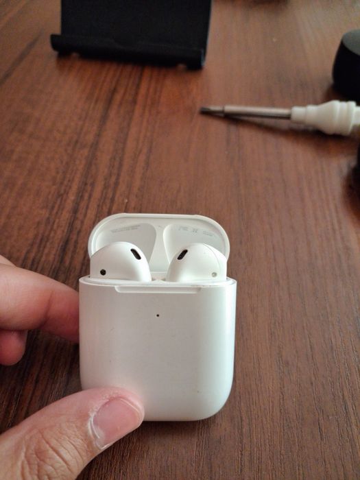Airpods 1/2 поколения(я сам не знаю)