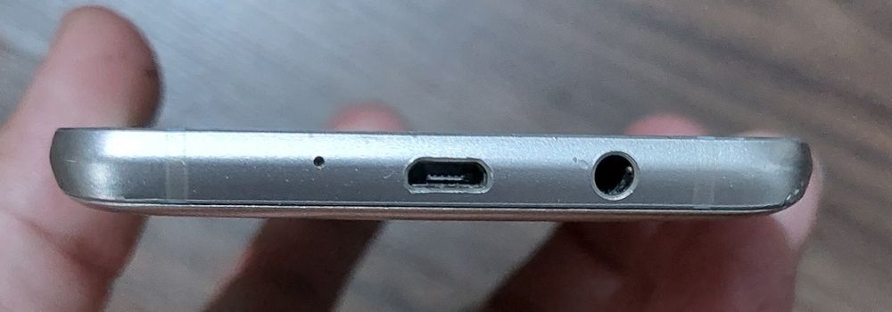 Samsung Galaxy J5 2016 funcțional perfect liber de rețea preț mic.