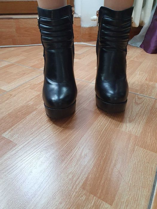 Botine negre elegante, cu toc si platforma