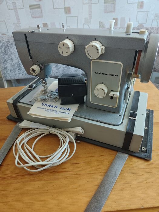 Продам швейную машину "Чайка 142М".