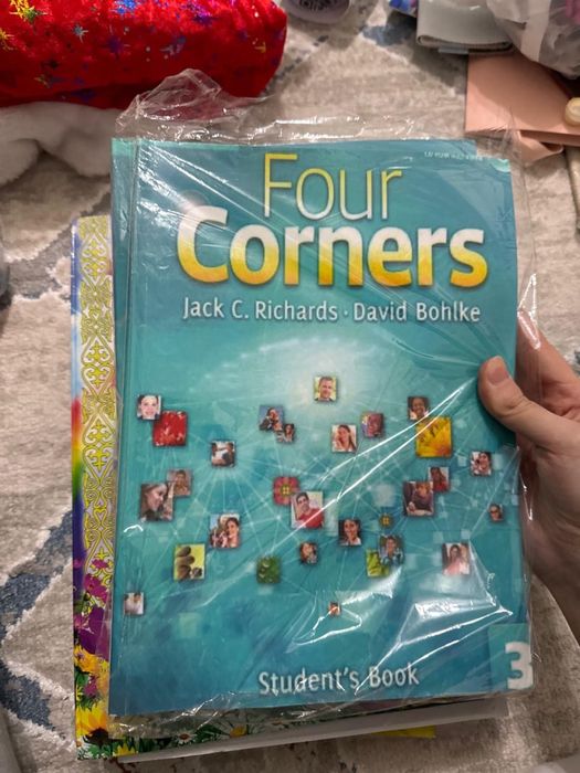 Продам книгу Four Corners