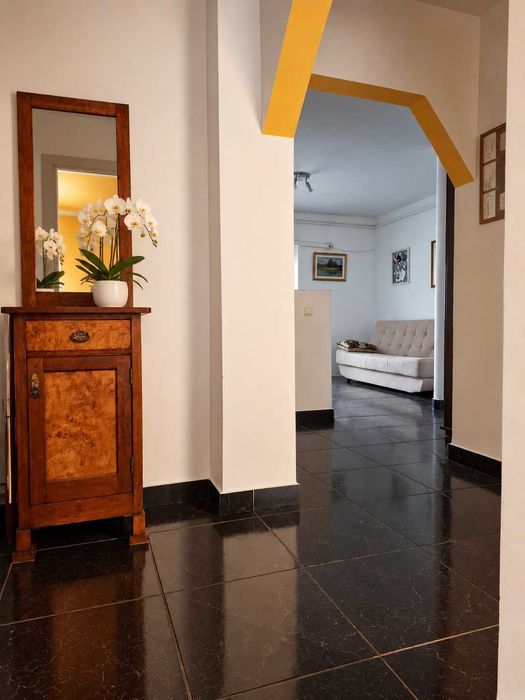 Închiriez apartament cu 3 camere în Micro17.