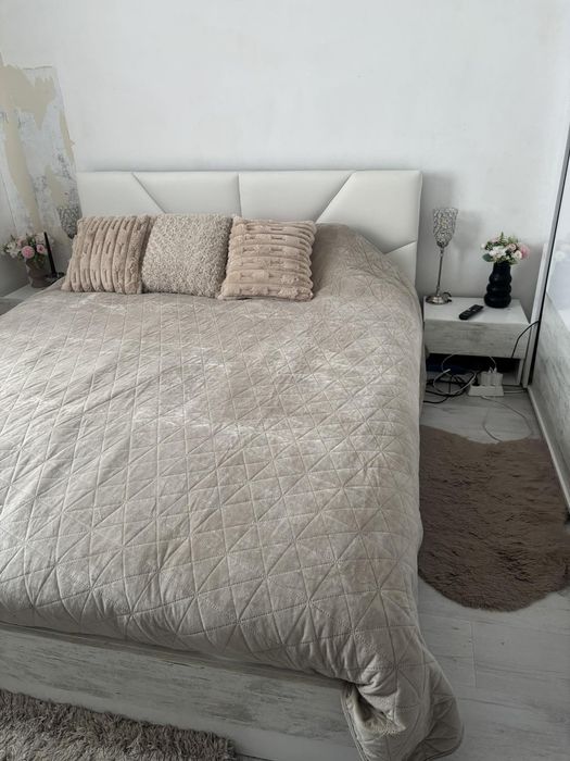 Бяла кожежева спалня