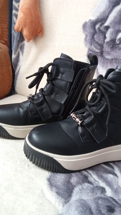 Продам обувь и зимние куртки для девочки