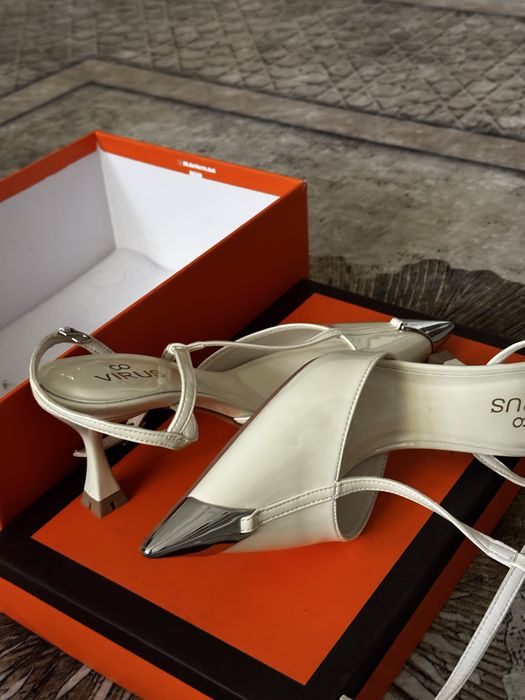 Стильные белые туфли