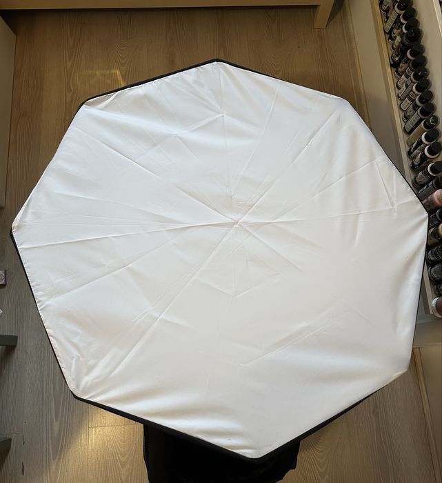 Modificatori lumina foto: Strip softbox, octobox, beautydish