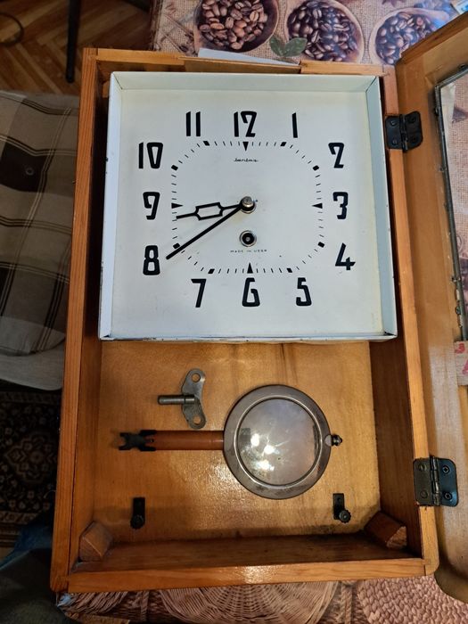 Стенен часовник Янтар