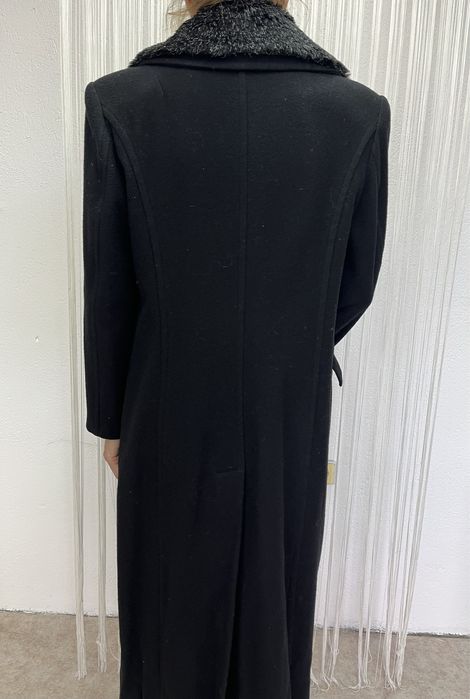 Елегантно вълнено палто със свалящя се яка