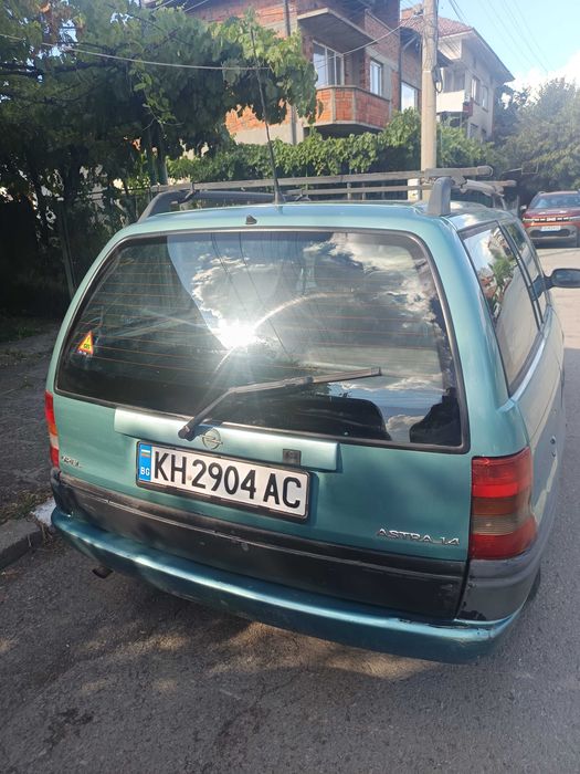 Продавам Opel Astra F Caravan (комби), 1997 г., двигател 1.4 бензин с газова уредба.