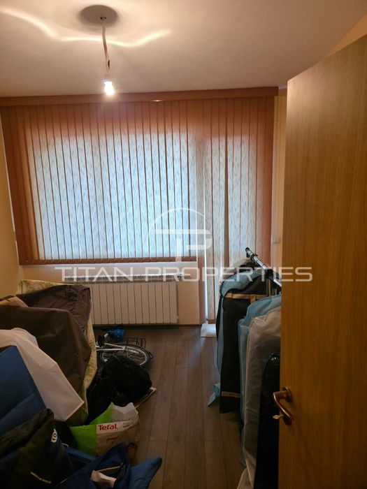 Тристаен обзаведен апартамент Център