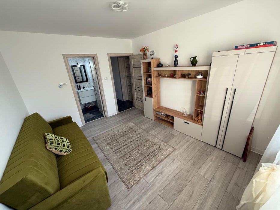 Proprietar vand jumatate duplex Parța