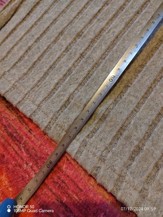 Пола и пуловер..