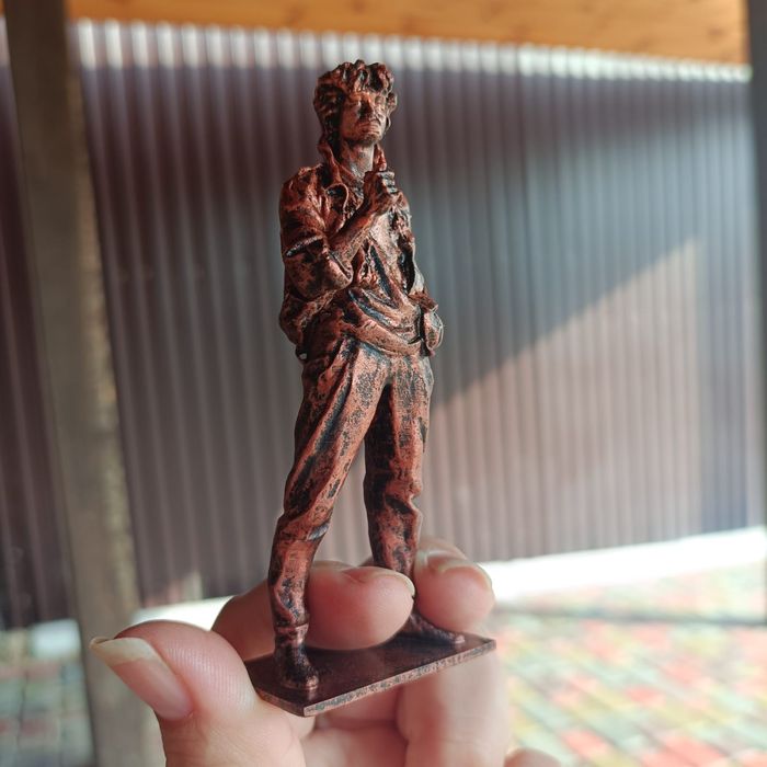 Статуэтка Виктора Цоя