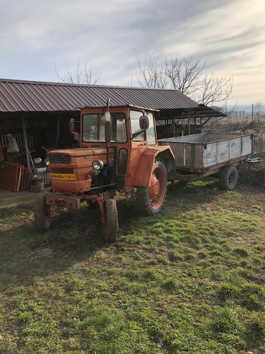 Vand tractor legumicol cu remorca basculabila pe 3 parti