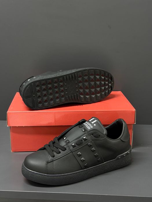Adidasi Valentino noi