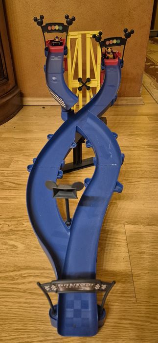 Pista de curse pt copii Mickey Roadster Racers