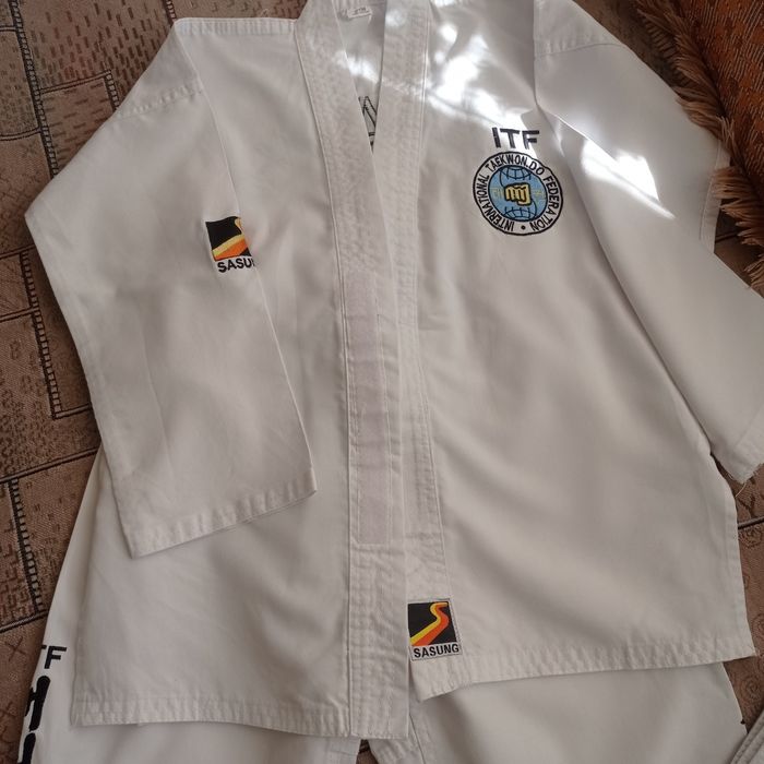 Продам форму для тэйквандо.