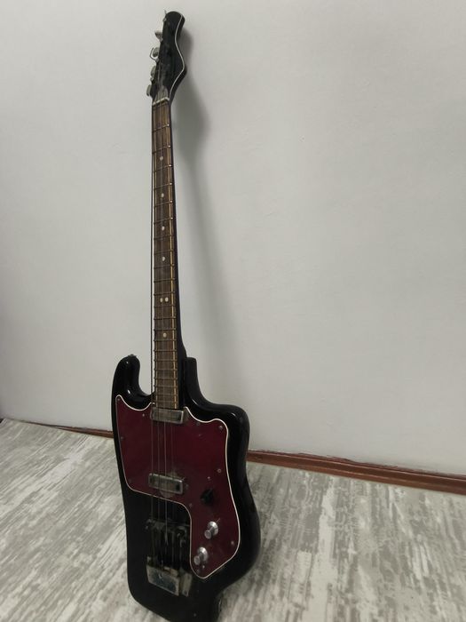 бас-гитара «Тони́ка» (Tonika)