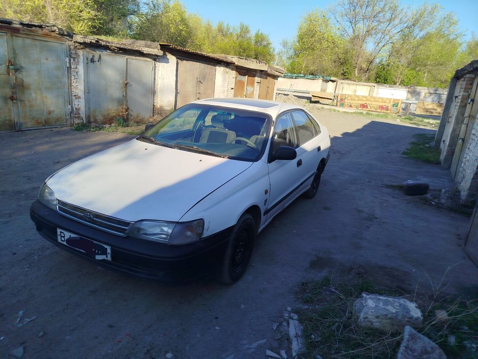Автомобиль Тойота Карина е