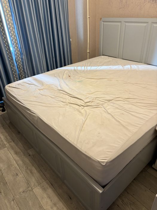 Кровать и комод и тумбочка