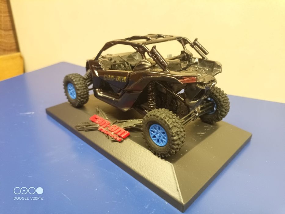 Модел в мащаб на can am Maverick X3