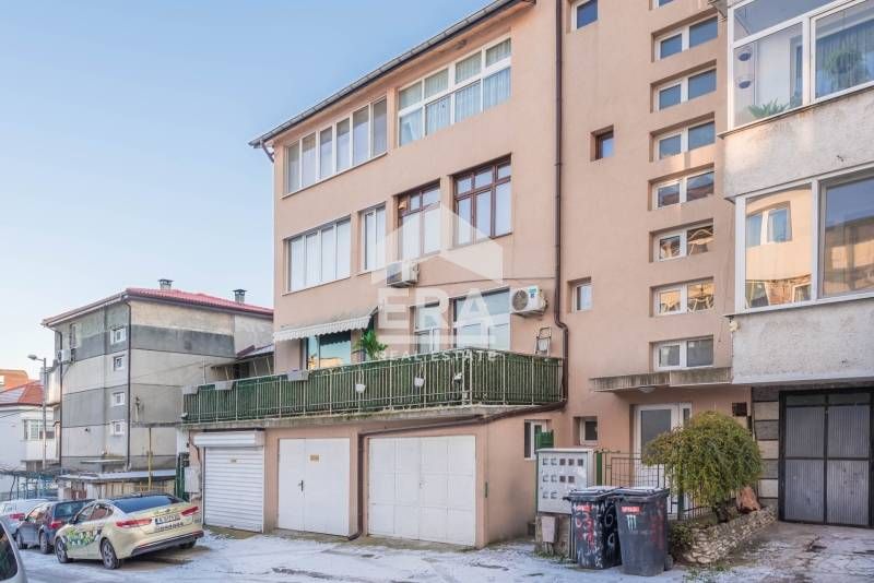 Тристаен, ексклузивен, обзаведен апартамент за продажба, на ул. Мараги