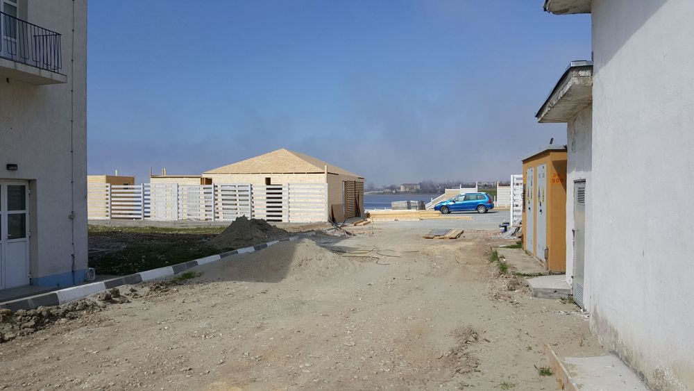 Teren pe malul Lacului Techirghiol  ( Marea Neagra  )