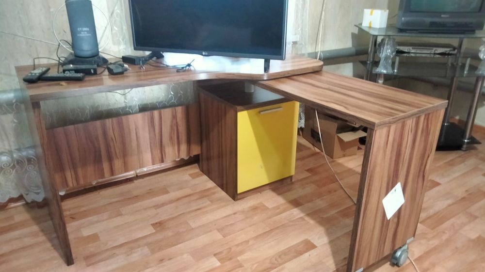 Продам два шкафа. И компьютерный стол