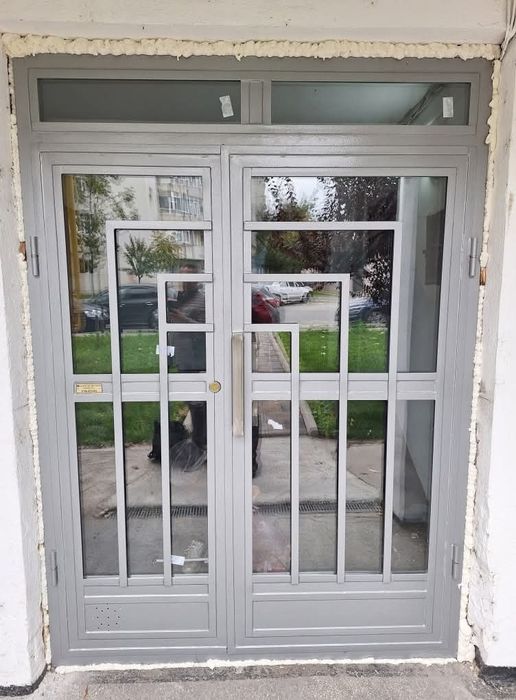 Usii metalice intrare în Bloc.constanta