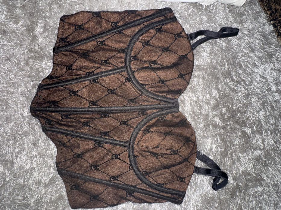 Бели къси гащи и корсет