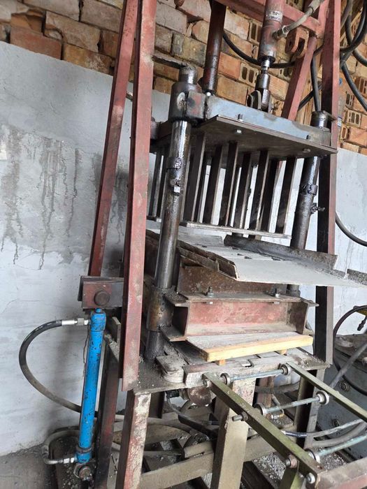 Машина за производство на бетонни тухли