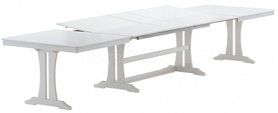 Стол и стулья для гостей