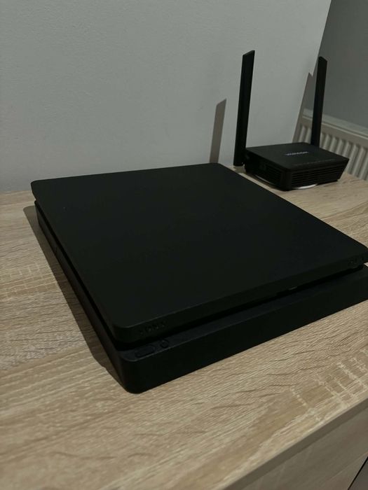 Ps4 slim в много добро състояние 1000gb с два джойстика и 10 игри