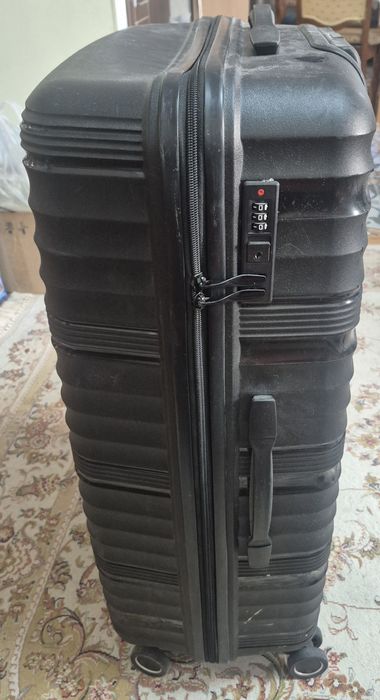 Чемодан на колесиках.