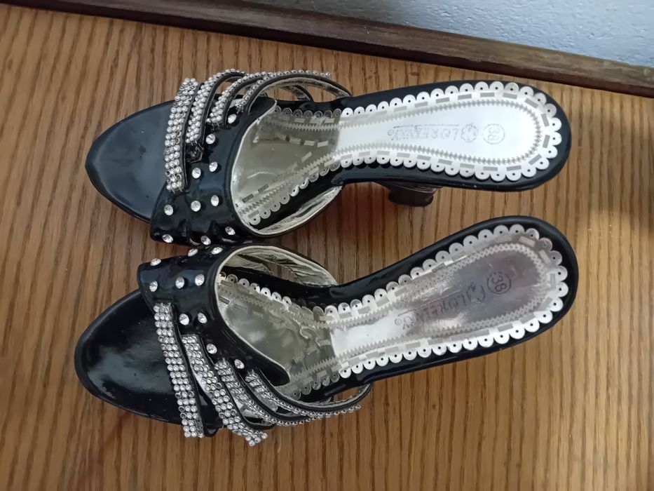 Дамски чехли и сандали