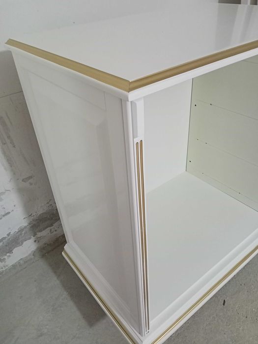 Бизнес и услуги партнёрство. Малярка по мебели и дверей лестницы.