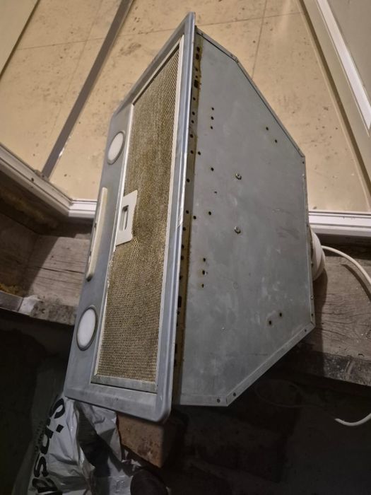 Продам вытяжку состояние нормальное.