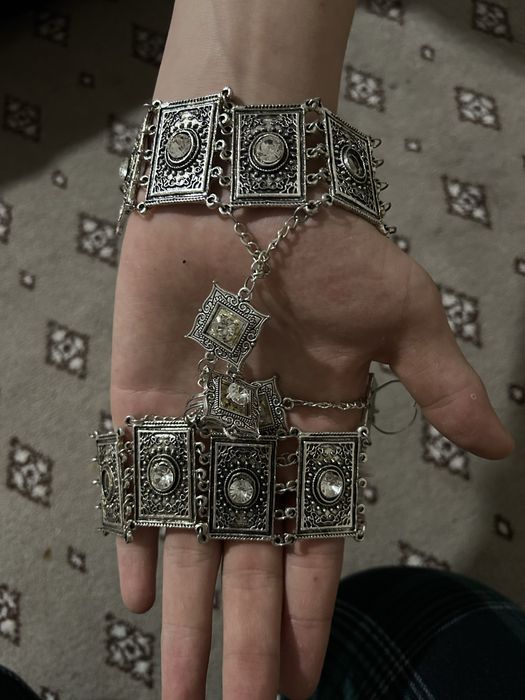 Стильные серебряные урашения в отличном состоянии.В комплекте серги