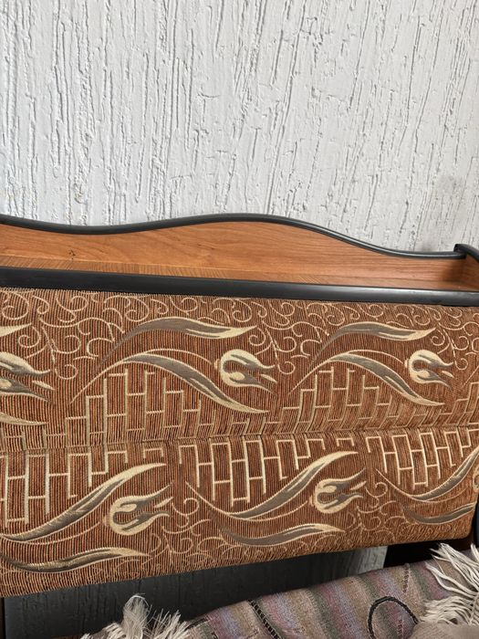 Отдам кухонный уголок с тульчиками