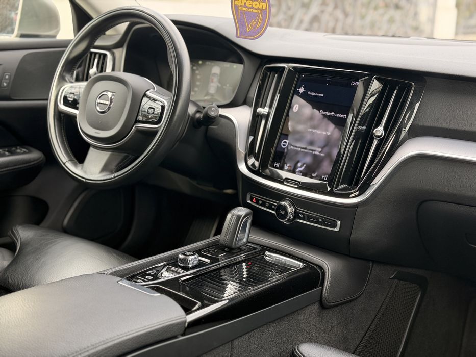 Vand/Schimb Volvo V60 PlugIn Hybrid 4x4 Impecabil